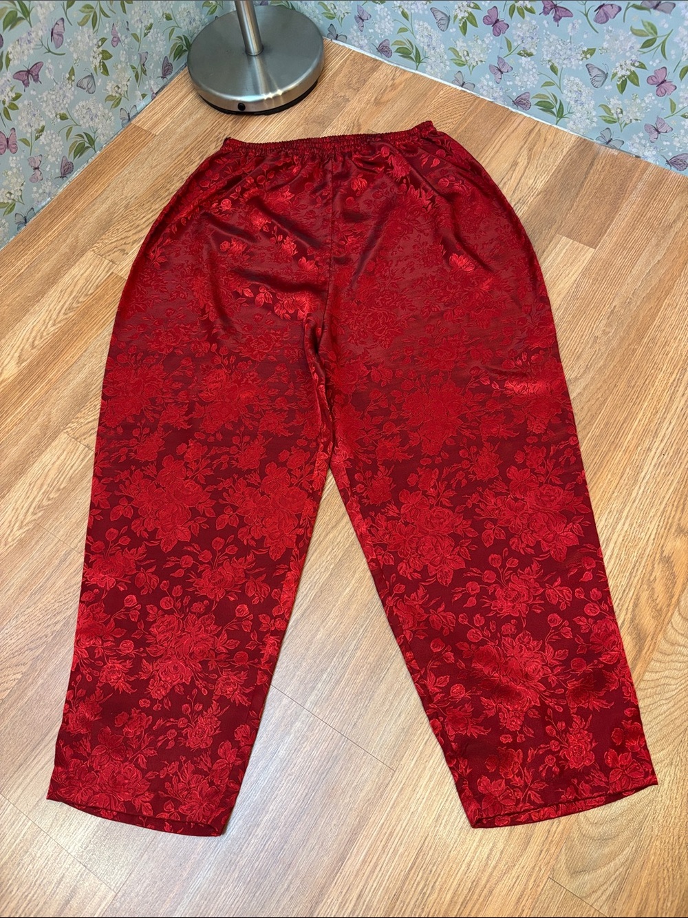 Vintage red floral jacquard satin lounge pants. Size 14/16.